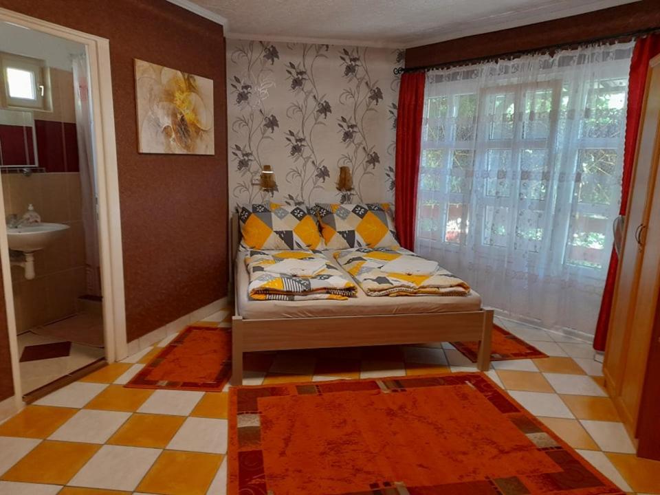 Gyoengyvirag Apartment Romhány Buitenkant foto