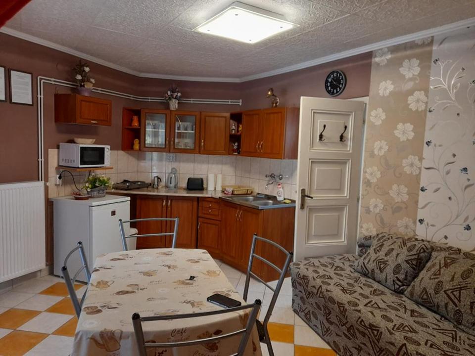 Gyoengyvirag Apartment Romhány Buitenkant foto