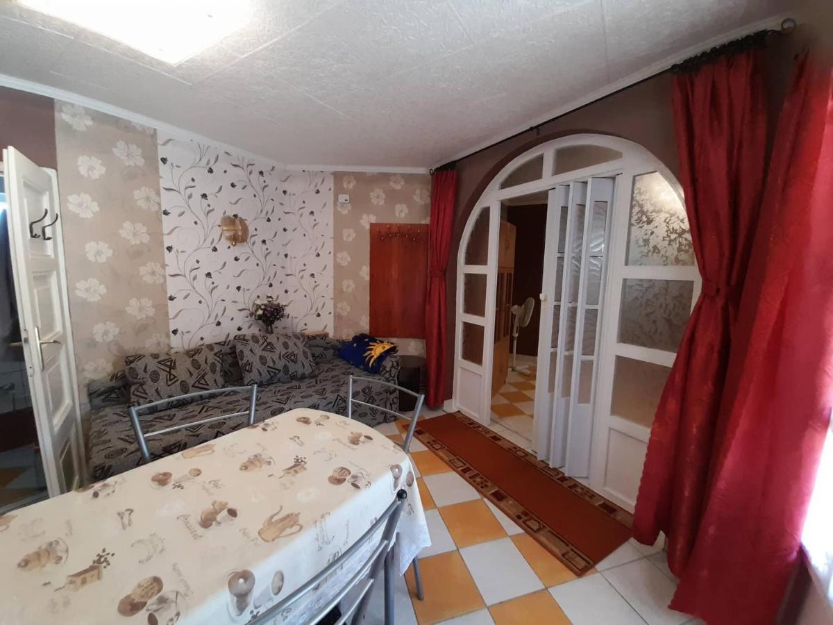 Gyoengyvirag Apartment Romhány Buitenkant foto