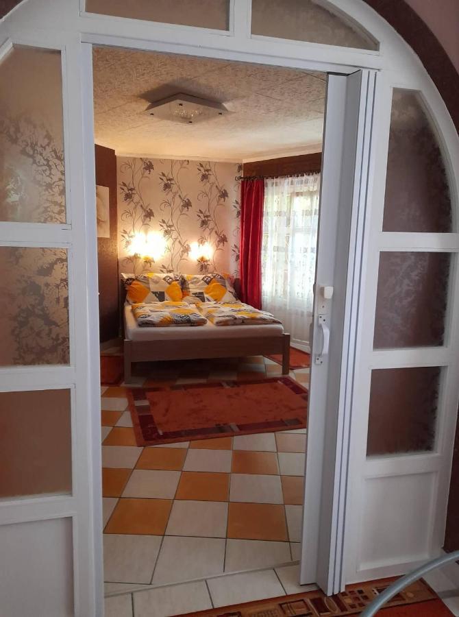 Gyoengyvirag Apartment Romhány Buitenkant foto