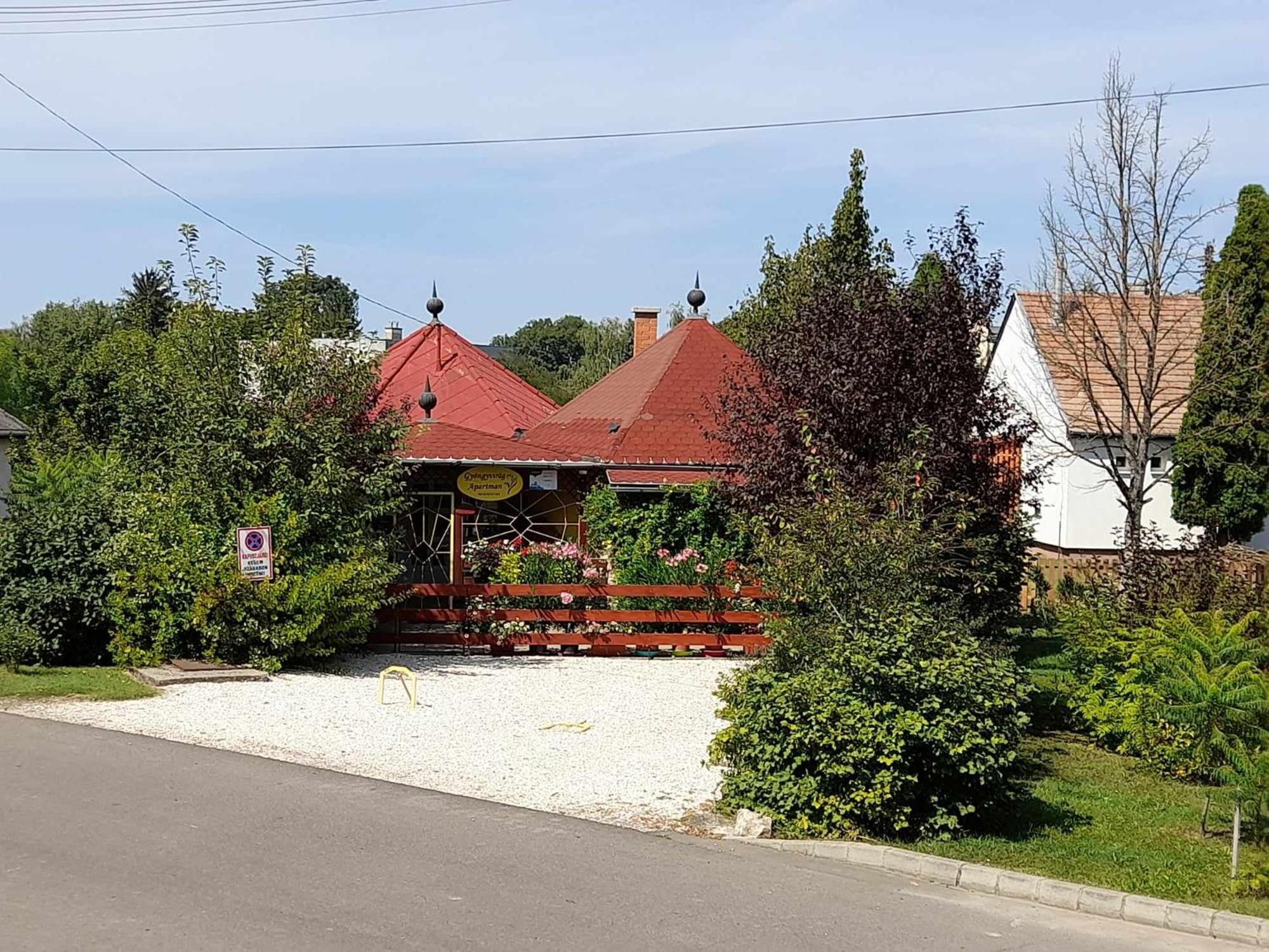 Gyoengyvirag Apartment Romhány Buitenkant foto