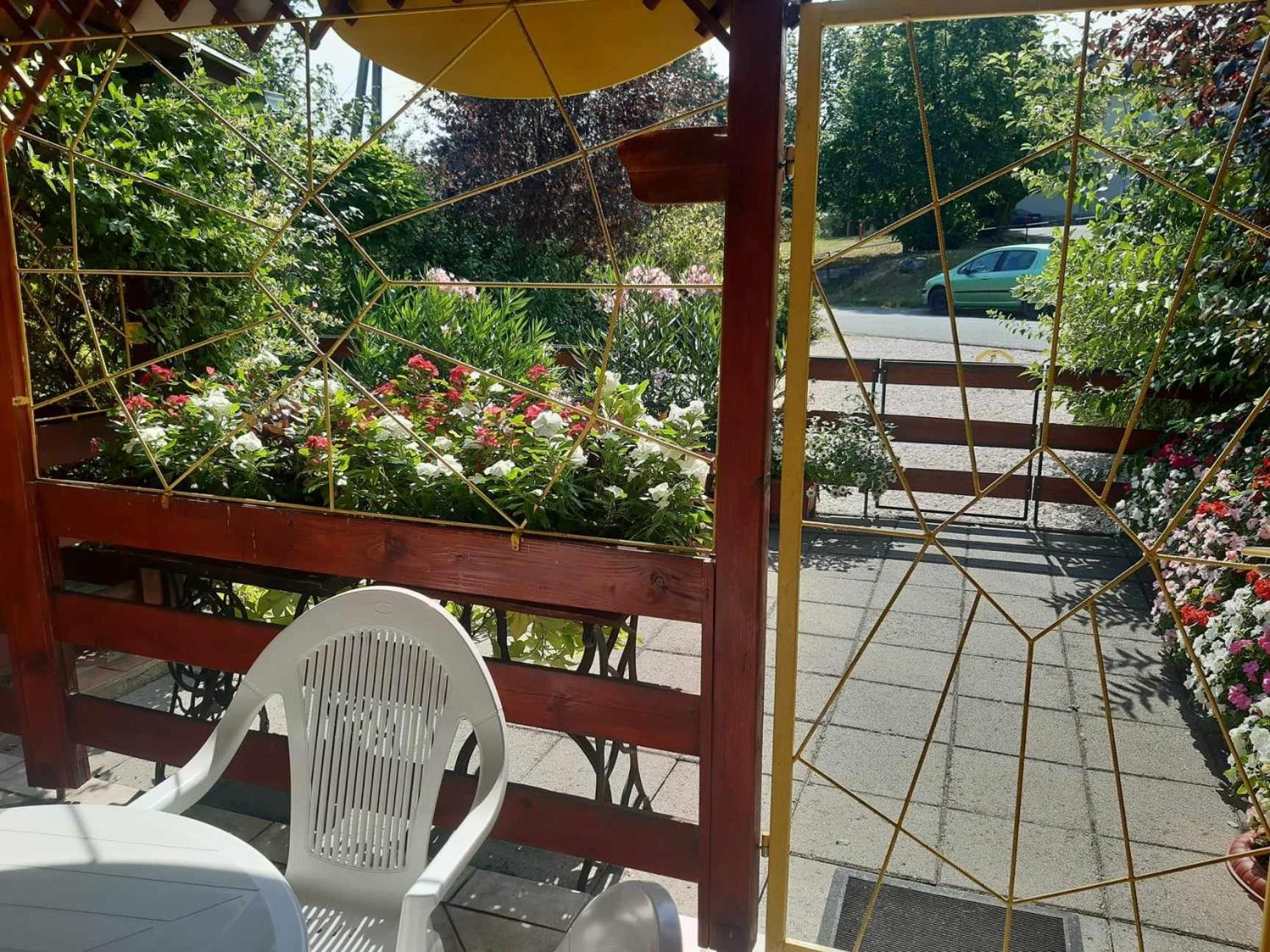Gyoengyvirag Apartment Romhány Buitenkant foto