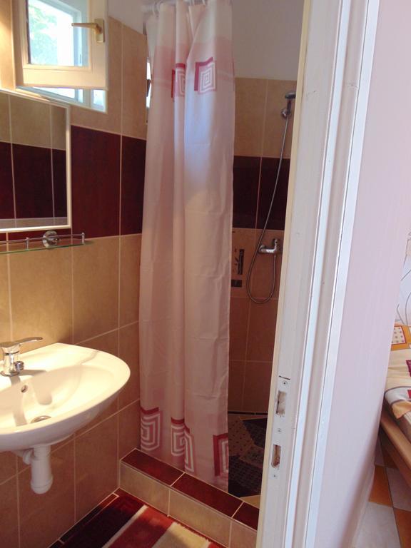 Gyoengyvirag Apartment Romhány Buitenkant foto